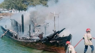 Kapal Milik PT NSL Terbakar di Dermaga Labuhan Haji, Diduga Korsleting