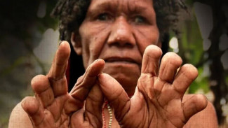 Iki Paleg! Tradisi Ekstrem Potong Jari Suku Dani