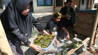 Kopi Uthek, Cara Unik Menyeruput Kopi dengan Gula Aren