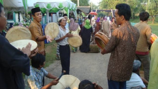 Pesta Pernikahan Unik Dengan Tradisi Regregan! Warisan Budaya Sunda yang Sarat Makna Kebersamaan