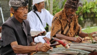 Merdu Tembang di Balik Kesakralan Pitra Yajna