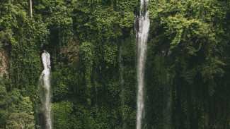 Hanging Restaurant & Bar dengan Pemandangan Air Terjun Sekumpul Bali