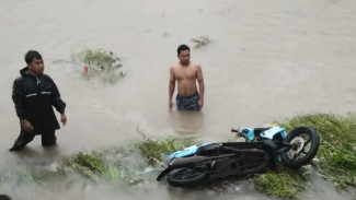 Wanita Hanyut Dibawa Banjir di Jembrana