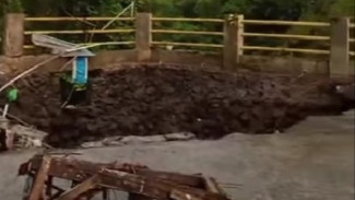 Jalan Dekat RS Puri Bunda Tabanan Amblas, Lubang Menganga Ancaman Baru