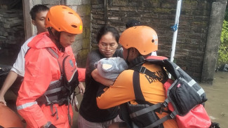 Denpasar Dilanda Banjir, Tim SAR Gabungan Evakuasi Belasan Bayi dan Anak-anak ke Balai Banjar