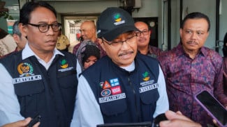 Mensos Serahkan Bantuan Rp2 Miliar Berupa Santunan dan Logistik Untuk Korban Banjir di Bali