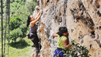 Menaklukkan Tebing Lembah Harau! Surga Panjat Tebing dan Wisata Alam Sumatera Barat