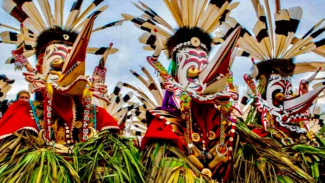 Menyelami Makna Sakral Tari Hudoq Suku Dayak