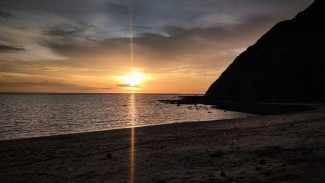 Pantai Maluk, Surga Tersembunyi Di Sumbawa Barat Dengan Ombak Super Suck Yang Bikin Dunia Kagum!