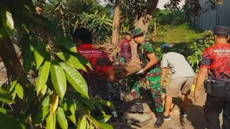 Bersama TNI-Polri, Polsek Dentim Gelar Aksi Bersih Sungai Buluh