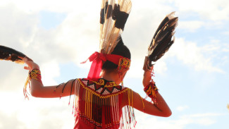 Tari Mandau Warisan Dayak yang Menyimpan Semangat Keberanian