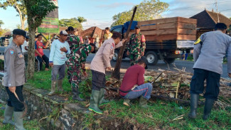 Pasca Banjir di Mendoyo, TNI Polri Bersama Warga Gotong Royong Bersihkan Selokan