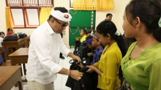 Pemkot Denpasar Bagikan Bantuan Perlengkapan Sekolah untuk Siswa Korban Banjir
