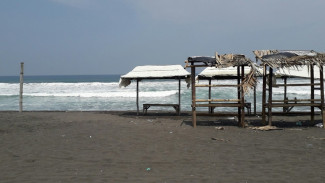 Terungkap! 5 Pantai Tersembunyi Di Jawa Tengah Yang Bikin Kamu Lupa Pulang
