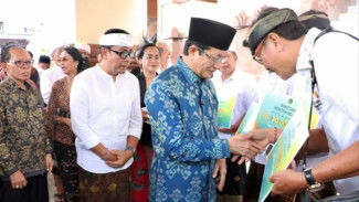 Menag Nasaruddin Serahkan Bantuan Rp300 Juta untuk Korban Banjir Denpasar