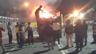 Truk Bermuatan Rongsokan Terbakar di Pelabuhan Gilimanuk