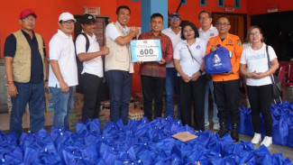 Terima Bantuan dari ASITA Bali, Wabup Ipat Ajak Semua Pihak Bersinergi Tangani Banjir Jembrana