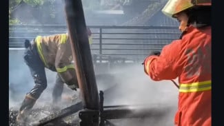 Damkar Denpasar Sigap Padamkan Kebakaran Rumah di Warubang Residence