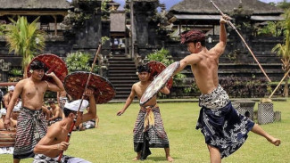 Gebug Ende, Tradisi Permainan Ritual Memohon Hujan yang Menguji Ketangkasan di Bali Timur