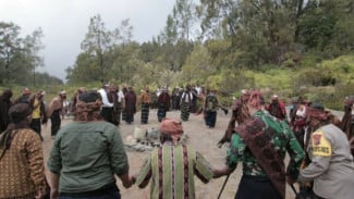 Ritual Pati Ka Dua Bapu Ata Mata, Tradisi Suku Lio di Danau Kelimutu