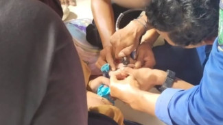 Damkar Bima Berhasil Evakuasi Cincin dari Jari Murid TK yang Menangis Histeris