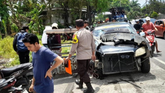 Vios Seruduk Truk di Sikur, 3 Penumpang Terluka dan Dibawa ke RS