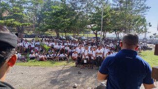 Ratusan Maba FEB Unmas Denpasar Gelar Aksi Bersih-Bersih di Pantai Padang Galak