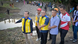 Tinjau Proyek Jembatan Jebol di Desa Doro O’o, Gubernur NTB Kami Siapkan Bibit Untuk Reboisasi