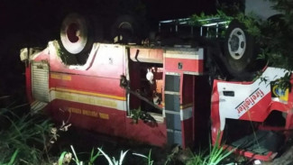 Mobil Damkar Lotim Terguling di Depan PTC Pancor, Sejumlah Petugas Luka-Luka