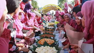 Beseprah, Tradisi Makan Bersama yang Menyatukan Keharmonisan Sosial Masyarakat Kutai