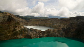 Danau Tiga Warna Gunung Kelimutu Pesona Alam Flores di Lembar Rupiah