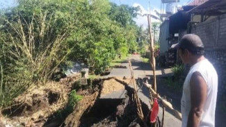 Pasca Longsor Jalan Ditutup Total, Akses Siswa ke Sekolah Semakin Jauh