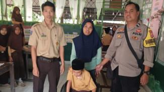 Polsek Narmada dan LIDI Fondation Serahkan Kursi Roda untuk Arik