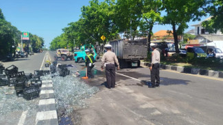 Truk Bermuatan Air Mineral Terguling di Jalan Ida Bagus Mantra, Sopir Kabur