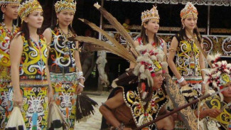 Ritual Duduk Bersejarah, Menguak Makna Sesi di Pelaminan Adat Kawinana Dayak