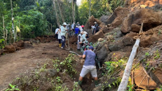TNI dan Warga Bangli Gotong Royong Bersihkan Irigasi Tertimbun Longsor
