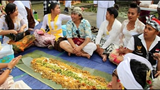 Tradisi Megibung Bali, Tradisi Makan Bersama yang Mulai Tergeser Prasmanan!