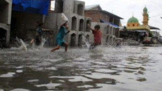 Supermoon Picu Banjir Rob, Warga Pesisir NTB Diminta Waspada