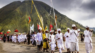 Ketika Suku Tengger Melempar Doa ke Kawah Bromo