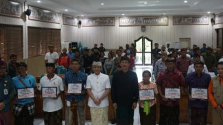 Gubernur Bali Salurkan Bantuan Sosial untuk Korban Bencana Cuaca Ekstrem di Klungkung dan Bangli