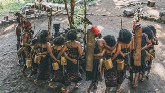 Menari dalam Lingkaran, Makna Filosofis di Balik Tari Lego-Lego