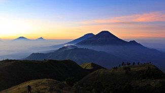 Gunung Prau, Negeri di Atas Awan yang Jadi Spot Favorit Anak Muda!