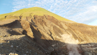 Gunung Lokon, Si Kembar Api dari Tomohon yang Selalu Aktif dan Memikat