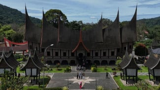 Malamang Hangatnya Tradisi Memasak Lemang di Ranah Minang