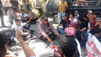 PN Selong Didemo Puluhan Warga, Massa Tuding Ada Keanehan di Sidang Sengketa Tanah