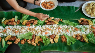 Liwetan, Tradisi Santap Raya yang Melebur Sekat Sosial