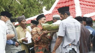 Upacara Nyadar, Tradisi Syukur Petani Garam Madura yang Masih Dijaga