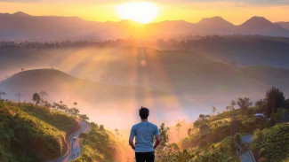 4 Tempat Sunrise di Jawa Barat, Nomor 1 View-nya Gak Masuk Akal!