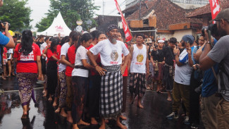Omed-Omedan, Tradisi Ciuman Massal yang Unik Banget di Bali