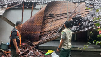 BPBD Jembrana Salurkan Bantuan untuk Atap Rumah Roboh